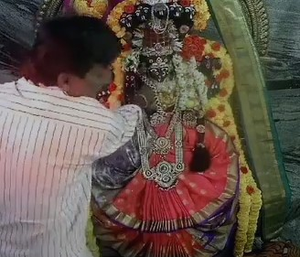 मंदिर में पहले पूजा, फिर देवी के सोने का आभूषण लेकर फरार हुआ चोर, सीसीटीवी कैमरे में वारदात कैद